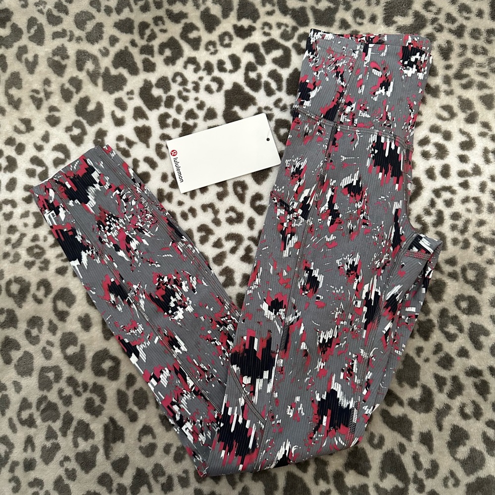Lululemon Floral Fast And Free HR
Tight 25" Size 2 in Floral with Side Pockets - Picture 4 of 17
